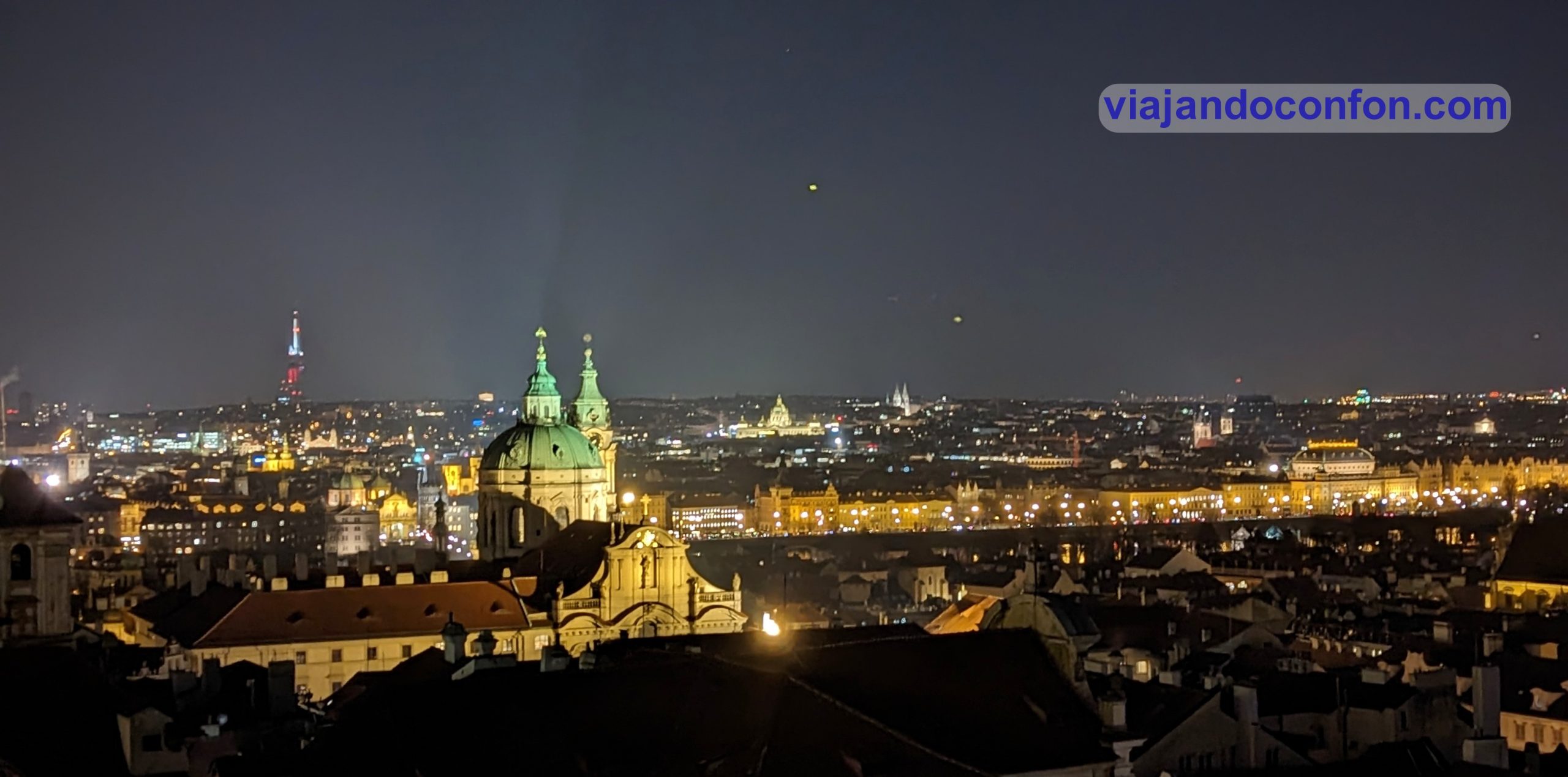 Vista nocturna de Praga